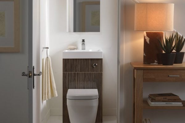 nhà vệ sinh dưới gầm cầu thang